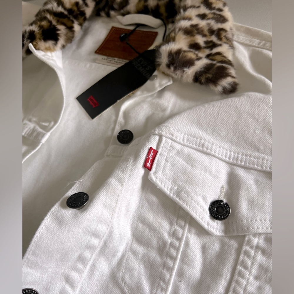 Levi’s White Cropped  Denim Jacket with Leopard collar.
